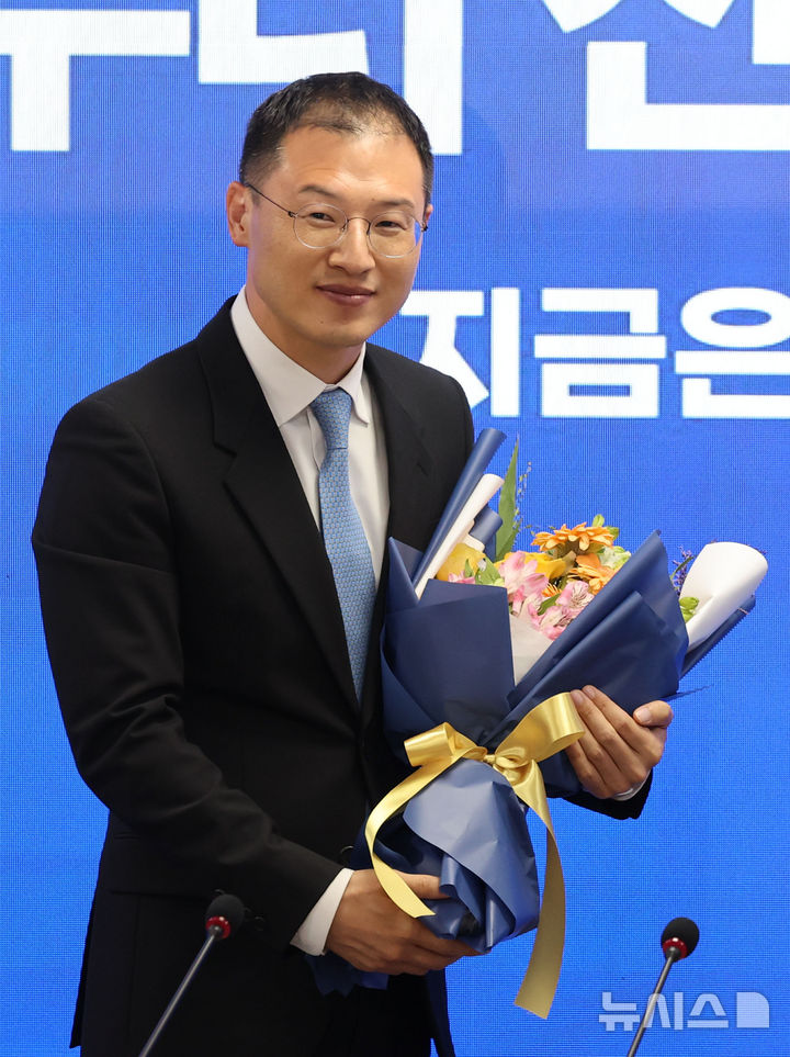 [서울=뉴시스] 권창회 기자 = 더불어민주당에 입당한 김상욱 의원이 19일 서울 여의도 더불어민주당 당사에서 열린 환영 입당식에서 윤여준 상임총괄선거대책위원장에게 꽃다발을 받고 있다. 2025.05.19. kch0523@newsis.com
