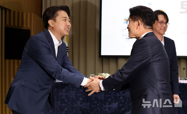 [서울=뉴시스] 추상철 기자 = 김문수 국민의힘 대선 후보와 이준석 개혁신당 대선 후보가 19일 오전 서울 중구 서울시청에서 열린 '약자와 동행하는 서울' 토론회를 마친 후 인사하고 있다. 2025.05.19. scchoo@newsis.com
