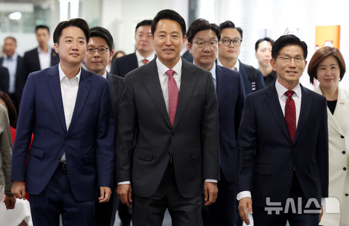 [서울=뉴시스] 추상철 기자 = 오세훈 서울시장과 김문수 국민의힘 대선 후보, 이준석 개혁신당 대선 후보가 19일 오전 서울 중구 서울시청에서 열린 '약자와 동행하는 서울' 토론회에 참석하고 있다. 2025.05.19. scchoo@newsis.com