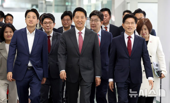 [서울=뉴시스] 추상철 기자 = 오세훈 서울시장과 김문수 국민의힘 대선 후보, 이준석 개혁신당 대선 후보가 19일 오전 서울 중구 서울시청에서 열린 '약자와 동행하는 서울' 토론회에 참석하고 있다. 2025.05.19. scchoo@newsis.com