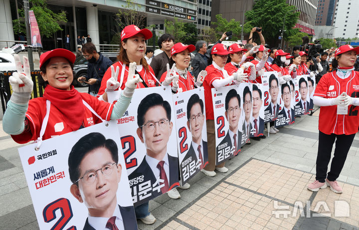 [서울=뉴시스] 고승민 기자 = 김문수 국민의힘 대선 후보가 19일 서울 청계광장에서 청년정책 발표를 하는 동안 선거운동원들이 환호하고 있다. 2025.05.19. kkssmm99@newsis.com