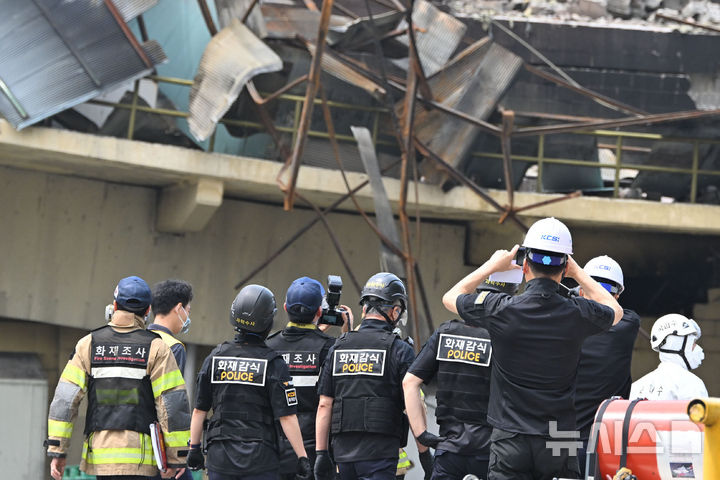 [광주=뉴시스] 이영주 기자 = 금호타이어 광주공장 화재 사흘째인 19일 오전 광주 광산구 금호타이어 2공장에서 소방·경찰·국과수 합동감식반이 투입되고 있다. 2025.05.19. leeyj2578@newsis.com