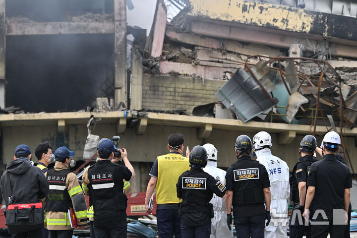 [광주=뉴시스] 이영주 기자 = 금호타이어 광주공장 화재 사흘째인 19일 오전 광주 광산구 금호타이어 2공장에서 소방·경찰·국과수 합동감식반이 투입되고 있다. 2025.05.19. leeyj2578@newsis.com