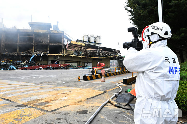 [광주=뉴시스] 이영주 기자 = 금호타이어 광주공장 화재 사흘째인 19일 오전 광주 광산구 금호타이어 2공장에서 소방·경찰·국과수 합동감식반이 투입되고 있다. 2025.05.19. leeyj2578@newsis.com