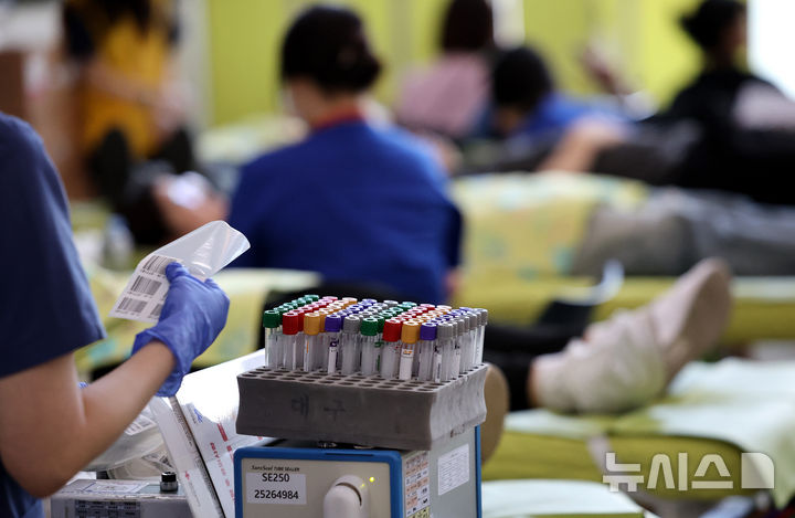 [대구=뉴시스] 이무열 기자 = 학생들이 헌혈을 하고 있다. 2025.05.19. lmy@newsis.com