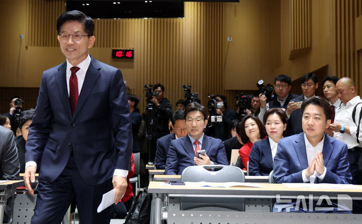 [서울=뉴시스] 추상철 기자 = 이준석 개혁신당 대선 후보가 19일 오전 서울 중구 서울시청에서 열린 '약자와 동행하는 서울' 토론회에서 단상으로 향하는 김문수 국민의힘 대선 후보를 바라보고 있다. 2025.05.19. scchoo@newsis.com
