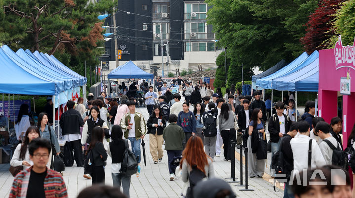 [서울=뉴시스] 이영환 기자 = 19일 서울 동작구 중앙대학교 서울캠퍼스에서 학생들이 축제를 즐기고 있다. 2025.05.19. 20hwan@newsis.com