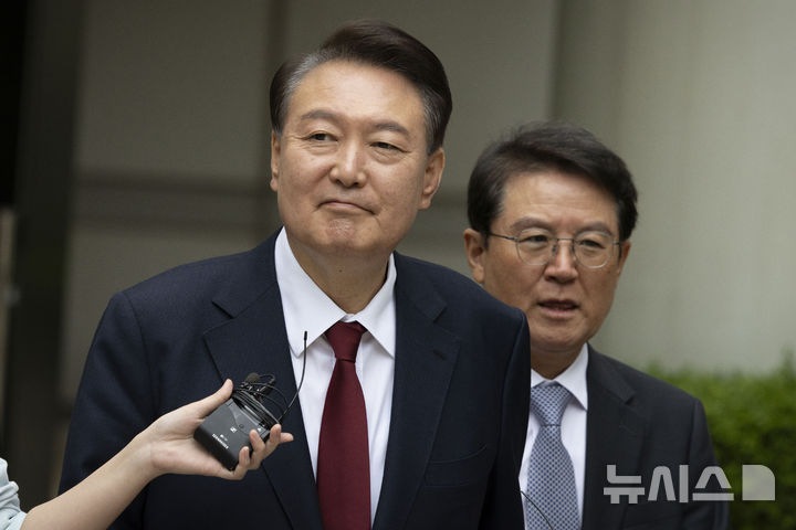 [서울=뉴시스] 사진공동취재단 = 윤석열 전 대통령이 19일 서울 서초구 중앙지방법원에서 열린 내란 우두머리 혐의, 직권남용 권리행사방해 혐의 사건 4차 공판의 오전 재판을 마친 뒤 법정을 나서며 취재진 질문을 듣고 있다. 2025.05.19. photo@newsis.com