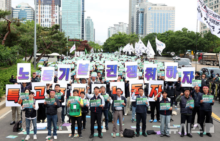 [서울=뉴시스] 김진아 기자 = 전국민주노동조합총연맹(민주노총) 조합원들이 지난 5월 19일 서울 여의도 국회 앞에서 열린 특수고용·플랫폼 노동자 노동기본권 쟁취 민주노총 결의대회에서 구호를 외치고 있다. 2025.05.19. bluesoda@newsis.com