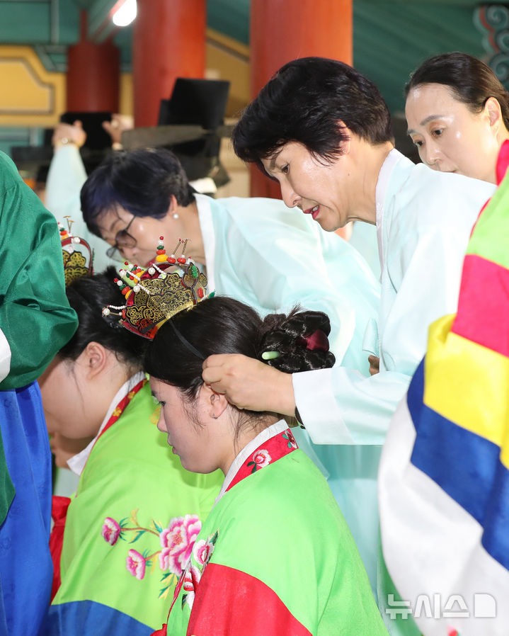 [제주=뉴시스] 우장호 기자 = 성년의 날인 19일 오후 제주시 용담1동 제주향교에서 청소년들이 조선시대 성인식의 관례를 재현하는 '전통 성년식'을 하고 있다. 2025.05.19. woo1223@newsis.com