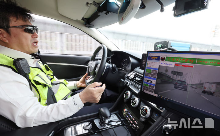 [서울=뉴시스] 추상철 기자 = 19일 오후 서울 내부간선도로에서 서울경찰청 도시고속순찰대가 암행순찰차 '탑재형 과속단속 장비' 운영을 하고 있다. (공동취재) 2025.05.19. photo@newsis.com