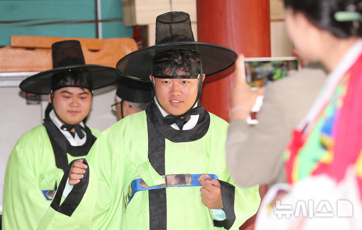 [제주=뉴시스] 우장호 기자 = 성년의 날인 19일 오후 제주시 용담1동 제주향교에서 청소년들이 조선시대 성인식의 관례를 재현하는 '전통 성년식'을 하고 있다. 2025.05.19. woo1223@newsis.com