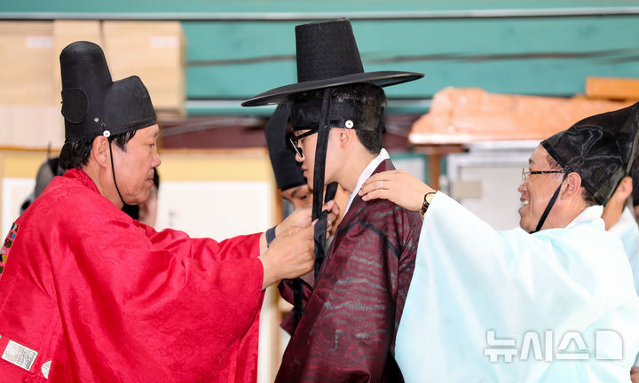 [제주=뉴시스] 우장호 기자 = 성년의 날인 19일 오후 제주시 용담1동 제주향교에서 청소년들이 조선시대 성인식의 관례를 재현하는 '전통 성년식'을 하고 있다. 2025.05.19. woo1223@newsis.com