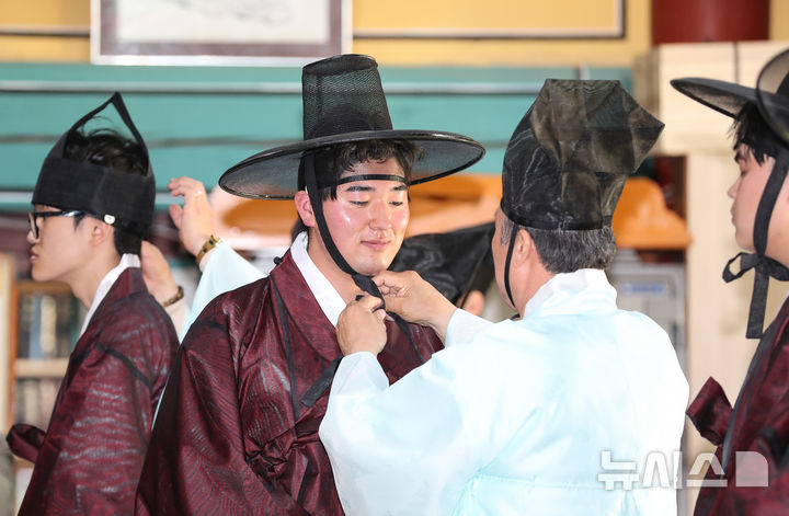 [제주=뉴시스] 우장호 기자 = 성년의 날인 19일 오후 제주시 용담1동 제주향교에서 청소년들이 조선시대 성인식의 관례를 재현하는 '전통 성년식'을 하고 있다. 2025.05.19. woo1223@newsis.com