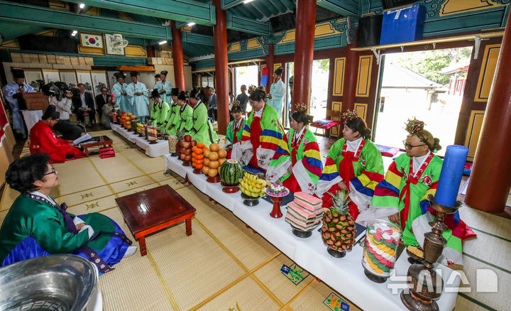 [제주=뉴시스] 우장호 기자 = 성년의 날인 19일 오후 제주시 용담1동 제주향교에서 청소년들이 조선시대 성인식의 관례를 재현하는 '전통 성년식'을 하고 있다. 2025.05.19. woo1223@newsis.com