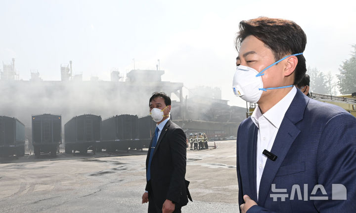 [광주=뉴시스] 이영주 기자 = 개혁신당 이준석 대선 후보가 19일 오후 광주 광산구 금호타이어 공장을 찾아 화재 현장을 둘러보고 있다. 2025.05.19. leeyj2578@newsis.com