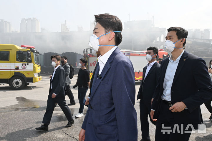 [광주=뉴시스] 이영주 기자 = 이준석 개혁신당 대선후보가 19일 오후 광주 광산구 금호타이어 공장을 찾아 화재 현장을 둘러보고 있다. 2025.05.19. leeyj2578@newsis.com