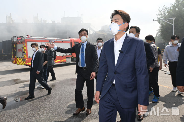 [광주=뉴시스] 이영주 기자 = 이준석 개혁신당 대선후보가 19일 오후 광주 광산구 금호타이어 공장을 찾아 화재 현장을 둘러보고 있다. 2025.05.19. leeyj2578@newsis.com