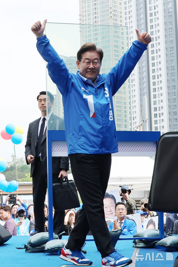 [서울=뉴시스] 권창회 기자 = 이재명 더불어민주당 대선 후보가 19일 서울 용산구 용산역 광장에서 열린 집중유세에서 방탄유리가 설치된 유세차 위에서 지지자들에게 인사하고 있다.(공동취재) 2025.05.19. photo@newsis.com