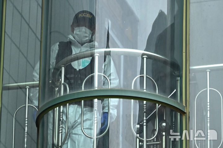 [시흥=뉴시스] 김종택 기자 = 50대 중국동포가 시민을 잇달아 흉기로 찌르는 사건이 발생한 19일 경기 시흥시 정왕동 사건현장에서 과학수사대가 현장 감식을 하고 있다. 2025.05.19. jtk@newsis.com