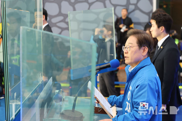 [서울=뉴시스] 권창회 기자 = 이재명 더불어민주당 대선 후보가 19일 서울 마포구 KT&G 상상마당 인근에서 열린 유세에서 방탄유리 내부 속 지지호소를 하고 있다. 2025.05.19. kch0523@newsis.com