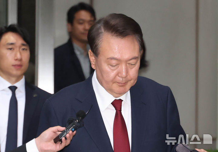 [서울=뉴시스] 사진공동취재단 = 윤석열 전 대통령이 지난 19일 서울 서초구 중앙지방법원에서 열린 내란 우두머리 혐의, 직권남용 권리행사방해 혐의 사건 4차 공판을 마친 뒤 법정을 나서고 있다. 2025.05.19. photo@newsis.com