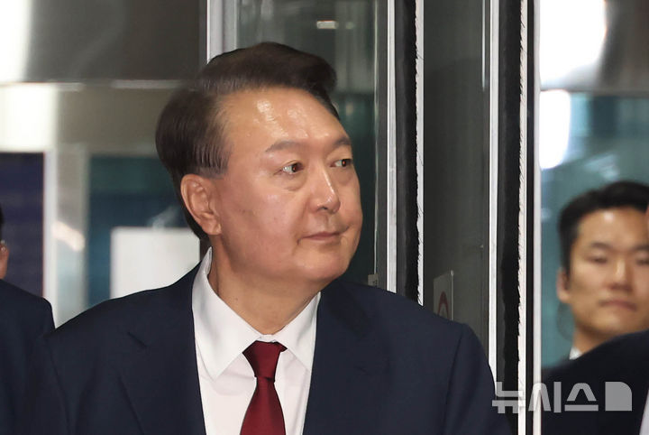 [서울=뉴시스] 사진공동취재단 = 윤석열 전 대통령이 19일 서울 서초구 중앙지방법원에서 열린 내란 우두머리 혐의, 직권남용 권리행사방해 혐의 사건 4차 공판을 마친 뒤 법정을 나서고 있다. 2025.05.19. photo@newsis.com