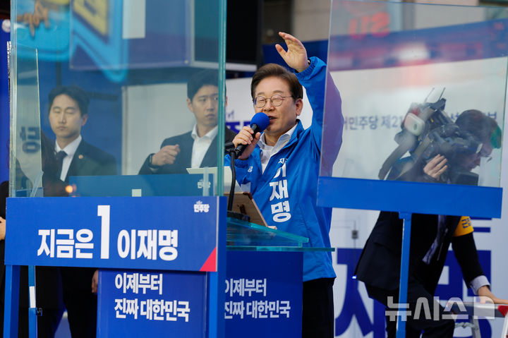 [서울=뉴시스] 권창회 기자 = 이재명 더불어민주당 대선 후보가 19일 서울 마포구 KT&G 상상마당 인근에서  방탄유리가 설치된 유세차에 올라 유세하고 있다. (공동취재) 2025.05.19. photo@newsis.com