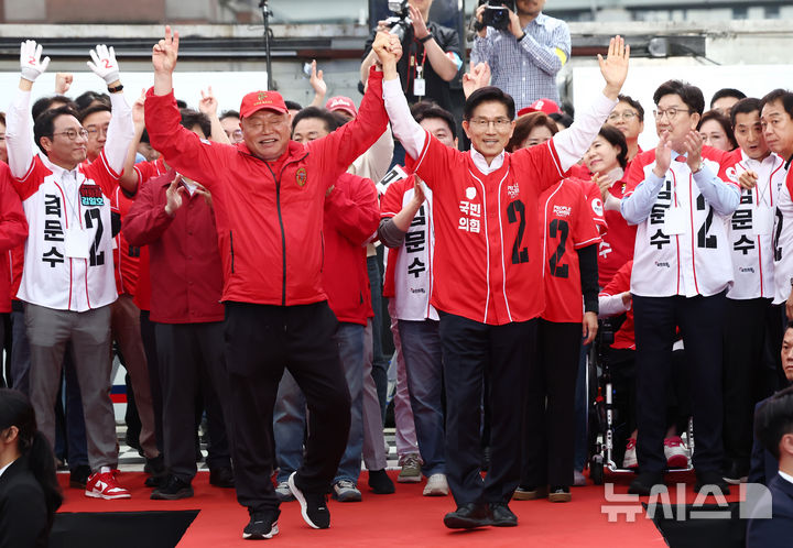 [서울=뉴시스] 고승민 기자 = 김문수 국민의힘 대선 후보가 19일 저녁 서울역 광장에서 김흥국 씨와 유세를 하고 있다. (공동취재) 2025.05.19. photo@newsis.com