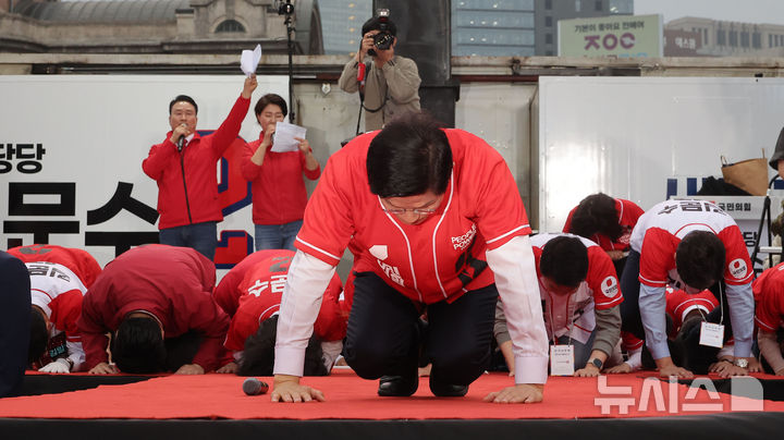 [서울=뉴시스] 고승민 기자 = 김문수 국민의힘 대선 후보가 19일 저녁 서울역 광장에서 유세를 하기 전 큰절을 하고 있다. (공동취재) 2025.05.19. photo@newsis.com