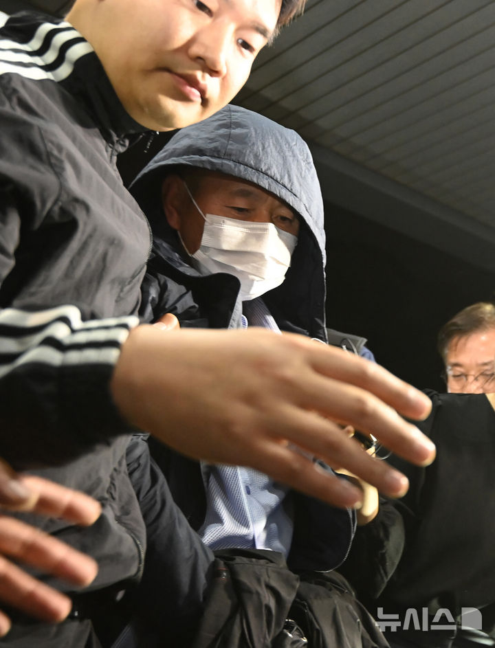 [시흥=뉴시스] 김종택 기자 = 시흥시 정왕동에서 2명을 살해하고 2명에게 흉기를 휘둘러 다치게 한 혐의로 긴급체포된 차철남이 19일 오후 경기 시흥경찰서로 압송되고 있다. 2025.05.19. jtk@newsis.com