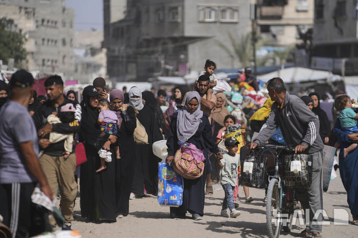 [칸유니스=AP/뉴시스] 19일(현지 시간) 가자지구 칸유니스에서 이스라엘군의 군사 작전이 계속되자, 팔레스타인 피란민들이 대피하고 있다. 이스라엘군은 칸유니스 지역 전체가 "위험한 전투 지역으로 간주될 것"이라며 칸유니스와 인근 마을 주민들에게 대피령을 내렸다. 2025.05.20.