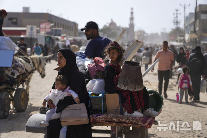 [칸유니스=AP/뉴시스] 19일(현지 시간) 가자지구 칸유니스에서 이스라엘군의 군사 작전이 계속되자, 팔레스타인 피란민들이 대피하고 있다. 이스라엘군은 칸유니스 지역 전체가 "위험한 전투 지역으로 간주될 것"이라며 칸유니스와 인근 마을 주민들에게 대피령을 내렸다. 2025.05.20.