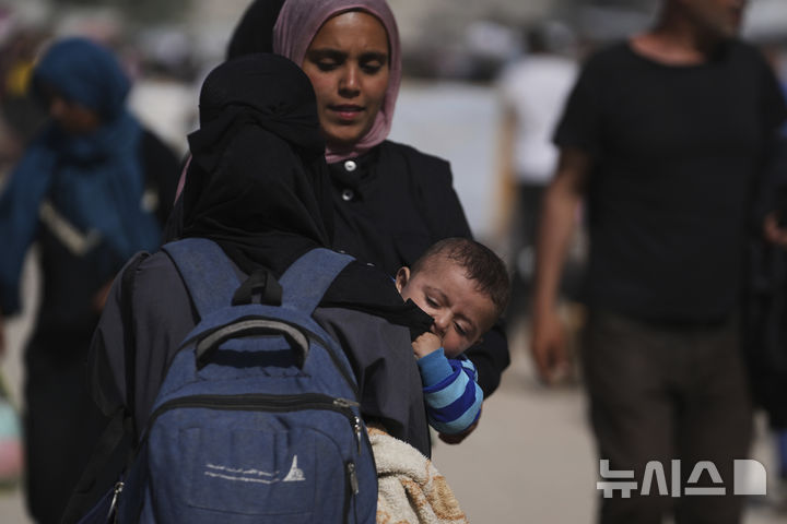 [칸유니스=AP/뉴시스] 19일(현지 시간) 가자지구 칸유니스에서 이스라엘군의 군사 작전이 계속되자, 팔레스타인 피란민들이 대피하고 있다. 이스라엘군은 칸유니스 지역 전체가 "위험한 전투 지역으로 간주될 것"이라며 칸유니스와 인근 마을 주민들에게 대피령을 내렸다. 2025.05.20.