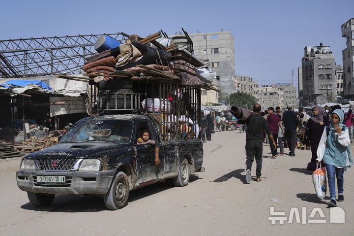 [칸유니스=AP/뉴시스] 19일(현지 시간) 가자지구 칸유니스에서 이스라엘군의 군사 작전이 계속되자, 팔레스타인 피란민들이 대피하고 있다. 이스라엘군은 칸유니스 지역 전체가 "위험한 전투 지역으로 간주될 것"이라며 칸유니스와 인근 마을 주민들에게 대피령을 내렸다. 2025.05.20.