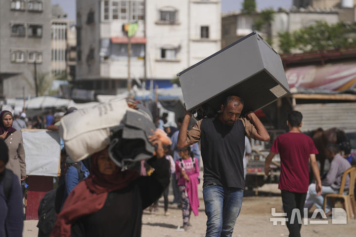 [칸유니스=AP/뉴시스] 19일(현지 시간) 가자지구 칸유니스에서 이스라엘군의 군사 작전이 계속되자, 팔레스타인 피란민들이 대피하고 있다. 이스라엘군은 칸유니스 지역 전체가 "위험한 전투 지역으로 간주될 것"이라며 칸유니스와 인근 마을 주민들에게 대피령을 내렸다. 2025.05.20.