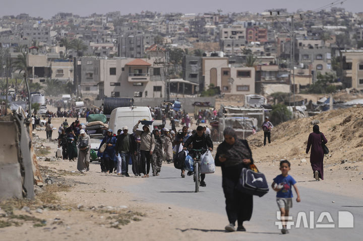 [칸유니스=AP/뉴시스] 19일(현지 시간) 가자지구 칸유니스에서 이스라엘군의 군사 작전이 계속되자, 팔레스타인 피란민들이 대피하고 있다. 이스라엘군은 칸유니스 지역 전체가 "위험한 전투 지역으로 간주될 것"이라며 칸유니스와 인근 마을 주민들에게 대피령을 내렸다. 2025.05.20.