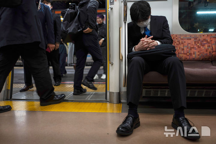 [도쿄=AP/뉴시스] 지하철 이동 중 잠든 남성의 모습. *기사 본문과는 무관한 사진. 2025.05.19. 