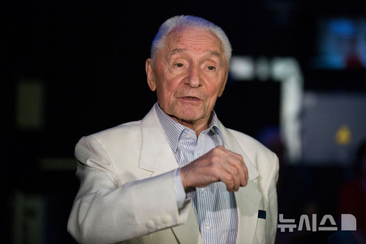 [모스크바=AP/뉴시스]모스크바 볼쇼이극장에서 31년간 수석 안무가로 활약했던 유리 그리고로비치(98)가 19일(현지시각) 별세했다. 유리 그리고로비치가 2015년 5월 26일 러시아 모스크바 볼쇼이극장에서 기자들과 이야기를 나누고 있는 모습. 