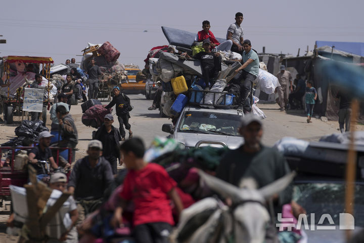 [칸유니스=AP/뉴시스] 19일(현지 시간) 가자지구 칸유니스에서 이스라엘군의 군사 작전이 계속되자, 팔레스타인 피란민들이 대피하고 있다. 이스라엘군은 칸유니스 지역 전체가 "위험한 전투 지역으로 간주될 것"이라며 칸유니스와 인근 마을 주민들에게 대피령을 내렸다. 2025.05.20.