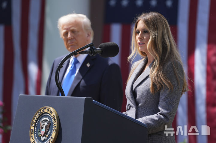 [워싱턴=AP/뉴시스] 멜라니아 트럼프 여사가 19일(현지 시간) 백악관 로즈가든에서 열린 이른바 '리벤지 포르노(보복성 음란물)'와 '딥페이크(AI 이용 합성 사진) 음란물' 피해자들에 대한 보호를 강화하는 법안 서명식에서 발언하고 있다. 이 법안은 인공지능(AI) 기반의 '딥페이크' 이미지까지 포함해 온라인에서의 사생활 침해에 강력히 대응하는 내용을 담고 있다. 2025.05.20.