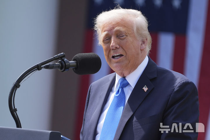 [워싱턴=AP/뉴시스] 미국에 대한 신용등급 강등과 재정 악화 우려로 금융시장이 혼란에 휩싸였다. 도널드 트럼프 미국 대통령의 모습. 2025.05.20.