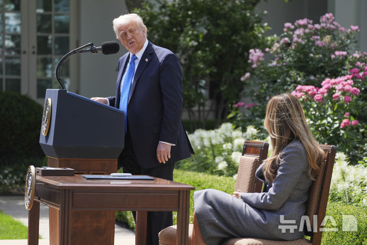 [워싱턴=AP/뉴시스] 도널드 트럼프 미국 대통령이 19일(현지 시간) 백악관 로즈가든에서 열린 이른바 '리벤지 포르노(보복성 음란물)'와 '딥페이크(AI 이용 합성 사진) 음란물' 피해자들에 대한 보호를 강화하는 법안 서명식에 참석해 발언하고 있다. 이 법안은 인공지능(AI) 기반의 '딥페이크' 이미지까지 포함해 온라인에서의 사생활 침해에 강력히 대응하는 내용을 담고 있다. 2025.05.20.