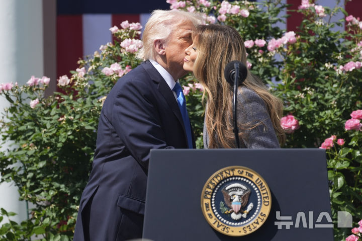 <font style="vertical-align: inherit;"><font style="vertical-align: inherit;">[워싱턴=AP/뉴시스] 멜라니아 트럼프 여사가 19일(현지 시간) 백악관 로즈가든에서 열린 이른바 '리벤지 포르노(보복성 음란물)'와 '딥페이크(AI 이용 합성 사진) 음란물' 피해자들에 대한 보호를 강화하는 법안 서명식에서 발언 후 도널드 트럼프 대통령과 포옹하고 있다. 이 법안은 인공지능(AI) 기반의 '딥페이크' 이미지까지 포함해 온라인에서의 사생활 침해에 강력히 대응하는 내용을 담고 있다. 2025.05.20.</font></font>