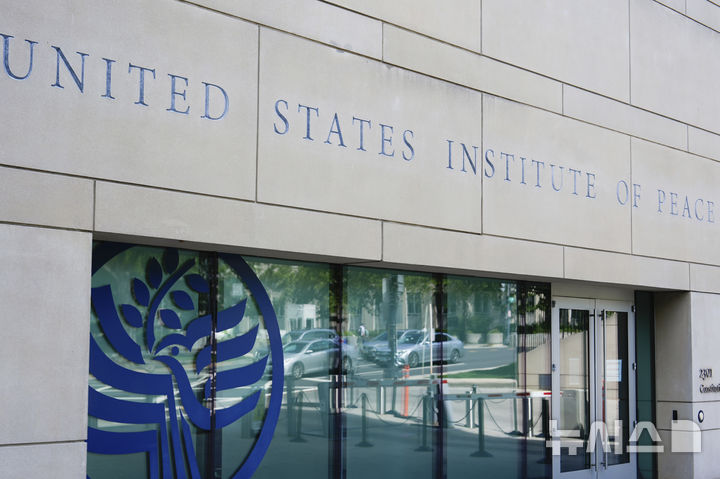 [AP/뉴시스] 트럼프 정부의 정부효율부가 폐쇄한 워싱턴 D.C. 시내의 미 평화연구소. 2025. 05.20.