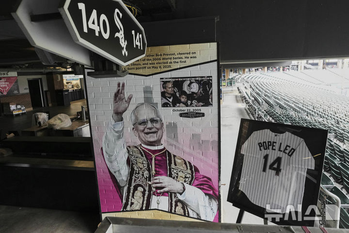 [시카고=AP/뉴시스] 메이저리그(MLB) 시카고 화이트삭스가 20일(한국 시간) 레오 14세 교황이 앉았던 관람석에 그래픽을 설치했다. 2025.05.20.