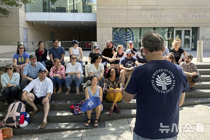 [워싱턴=AP/뉴시스] 트럼프 정부가 연방정부의 기구 축소 공약을 지킨다며 폐쇄한 워싱턴 D.C.의 미 평화연구소 앞에서 5월 19일 직원들이 연방법원의 불법폐쇄 판정 소식을 듣고 자발적으로 모여들어 기쁨을 나누고 있다.&nbsp; 연방법원의 베릴 하월 판사는 트럼프 정부의 평화연구소 해체작업이 불법이라며 중지를 명령했고 21일에는 무스 소장대행을 비롯한 본부 직원 대부분이 다시 출근을 시작했다. 2025. 05. 22.&nbsp; 