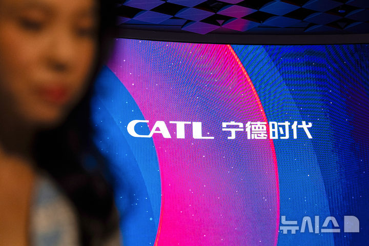 [홍콩=AP/뉴시스] 세계 최대 전기차 배터리 제조업체인 중국 CATL(닝더스다이)이 홍콩 증시 상장 첫날 공모가 대비 16% 넘는 상승세를 기록하며 성공적인 데뷔를 마쳤다. 20일 홍콩증권거래소에서 열린 CATL 상장식에서&nbsp; 스크린에 나타난 회사 로고. 2025.05.20 