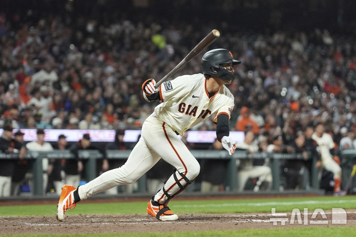 [샌프란시스코=AP/뉴시스] 20일(한국 시간) 미국 캘리포니아주 샌프란시스코의 오라클 파크에서 열린 2025 메이저리그(MLB) 캔자스시티 로열스와의 경기에서 8회말 2루타를 친 이정후. 2025.05.20.