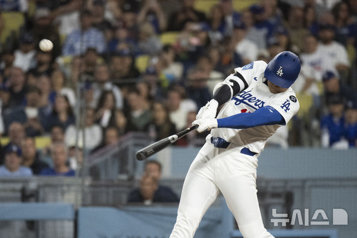 [로스앤젤레스=AP/뉴시스] LA 다저스의 오타니 쇼헤이가 19일(현지 시간) 미 캘리포니아주 로스앤젤레스의 다저 스타디움에서 열린 2025 메이저리그(MLB) 애리조나 다이아몬드백스와의 경기 6회 말 1점 홈런(시즌 17호)을 치고 있다. 오타니는 이 홈런으로 MLB 홈런 단독 선두로 올라섰고 팀은 5-9로 패했다. 2025.05.20.